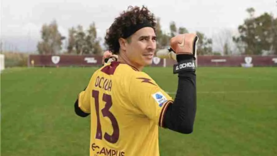 Guillermo Ochoa en la presentación con Salernitana