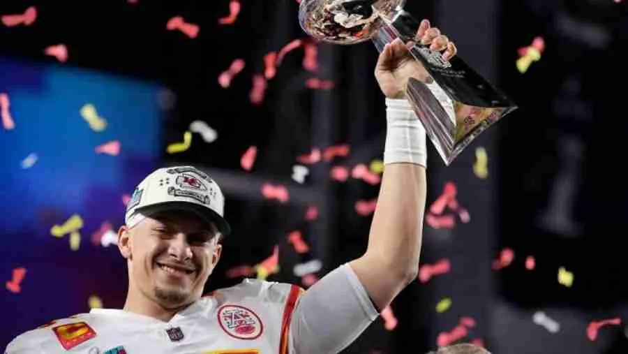 Patrick Mahomes levantando el trofeo