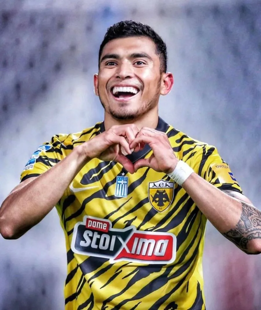 Orbelín Pineda en celebración con el AEK ATENAS