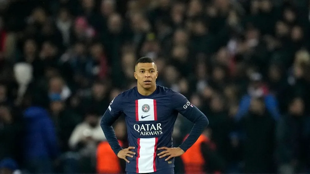 Mbappé anotó, pero el VAR le quitó el tanto por fuera de lugar.