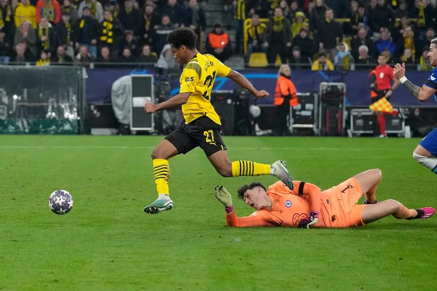Adeyemi durante el 1-0 del Dortmund
