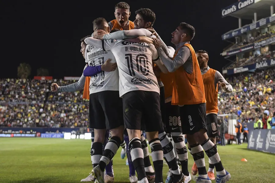 Jugadores del América celebran gol en el Alfonso Lastras