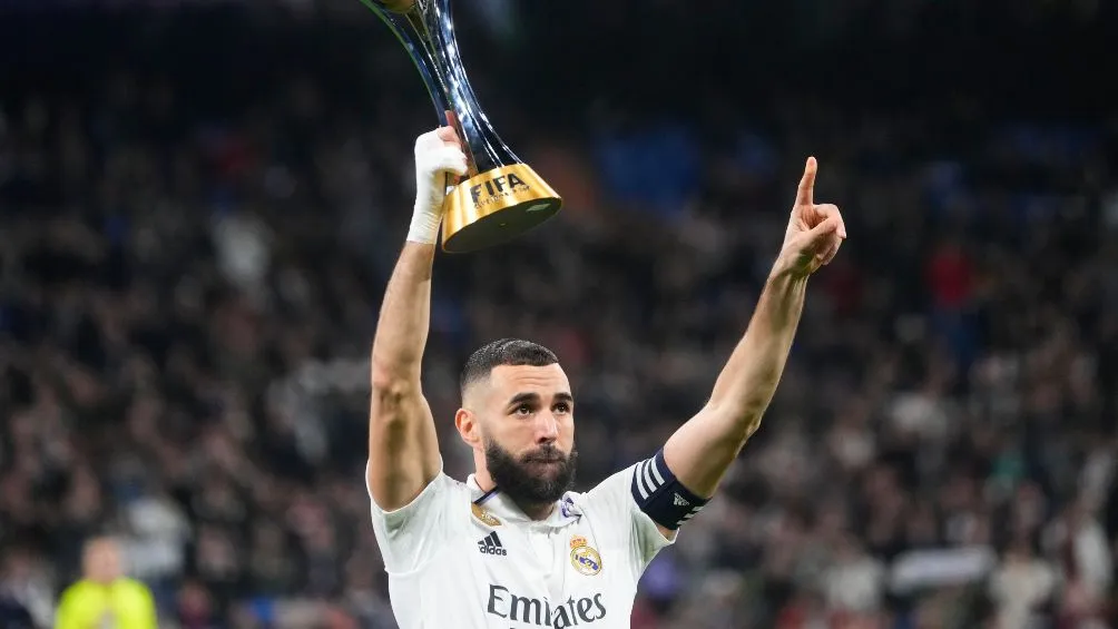 AP Benzema presumió el trofeo de campeón del Mundial de Clubes