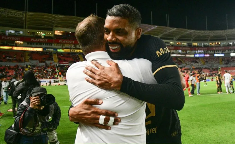 TWITTER: @LIGABBVAMX Lillini abrazándose con Diogo Barbosa