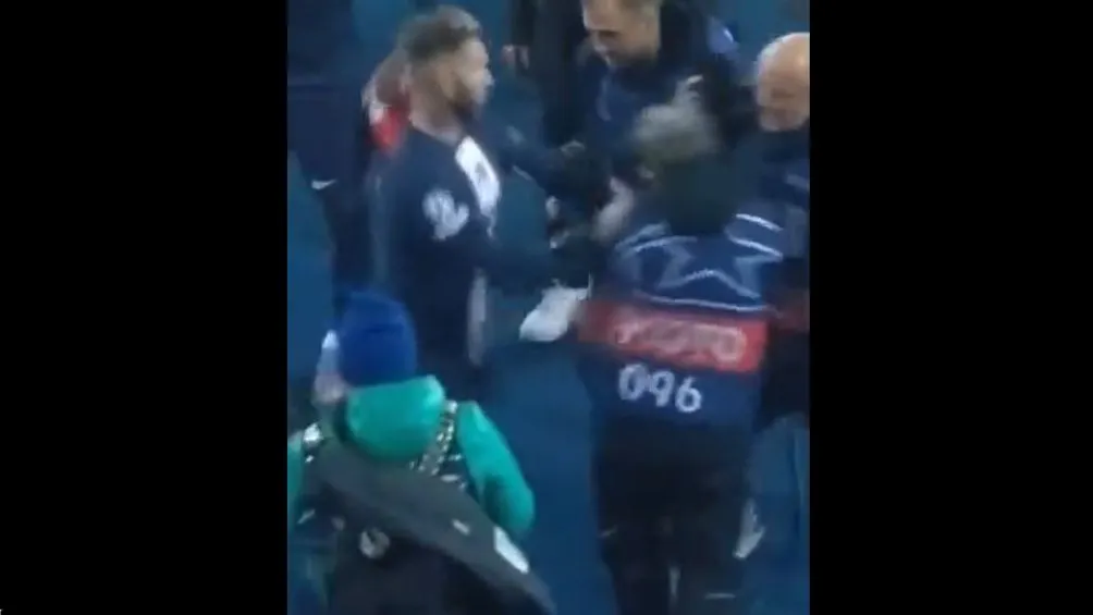 ESPECIAL Sergio Ramos empujó al fotógrafo