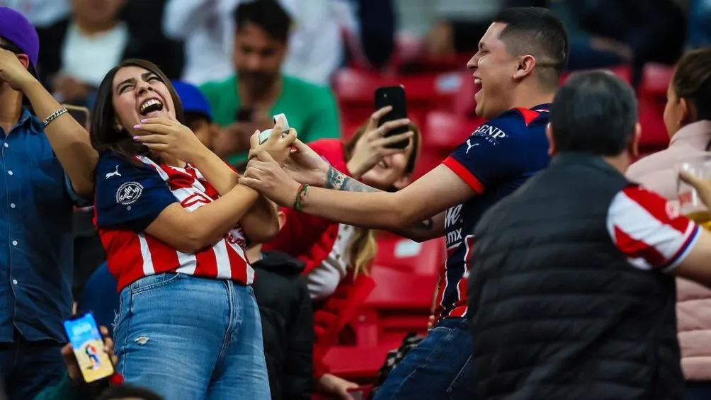 ... pero emocionada y al final aceptó