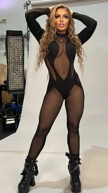 Mandy Rose en una sesión de fotos