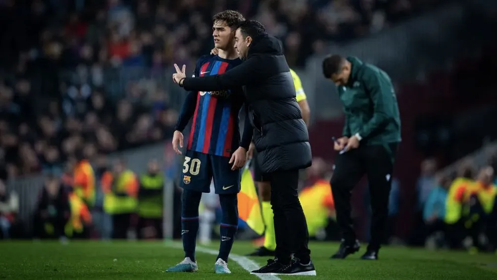 Xavi dandole indicaciones a Gavi