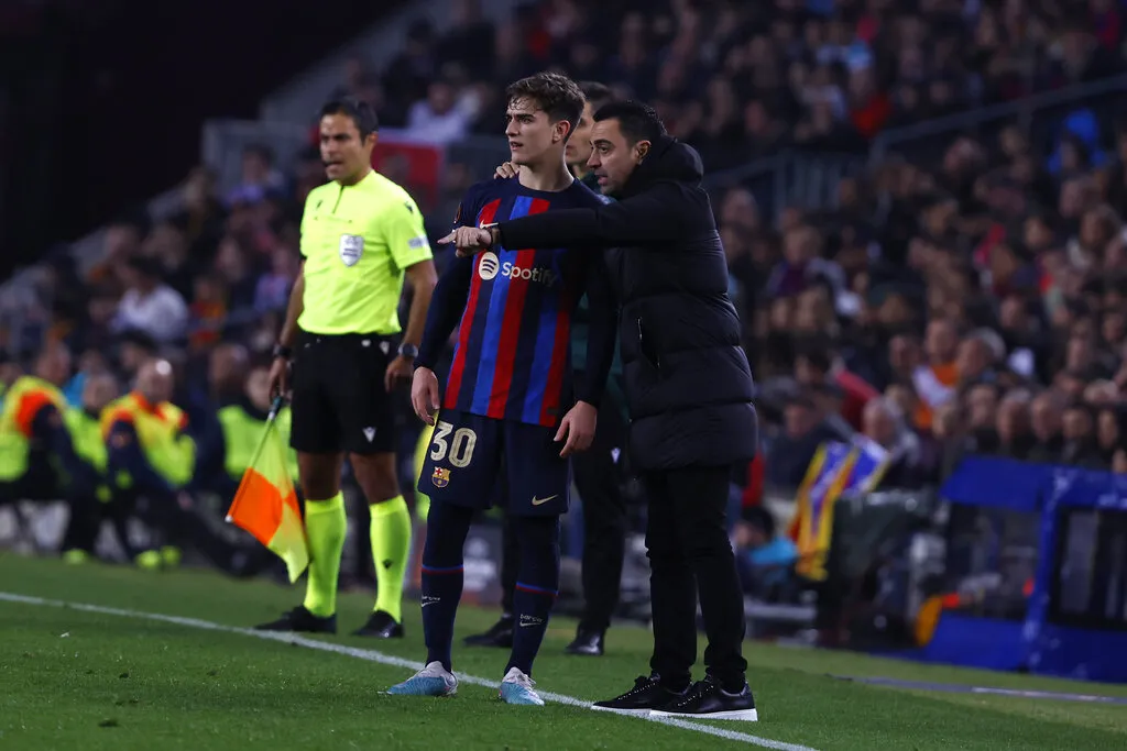Xavi Hernández dando instrucciones a Gavi