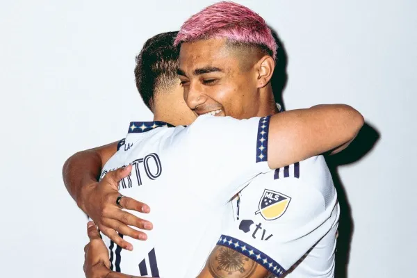 Araujo junto a Chicharito