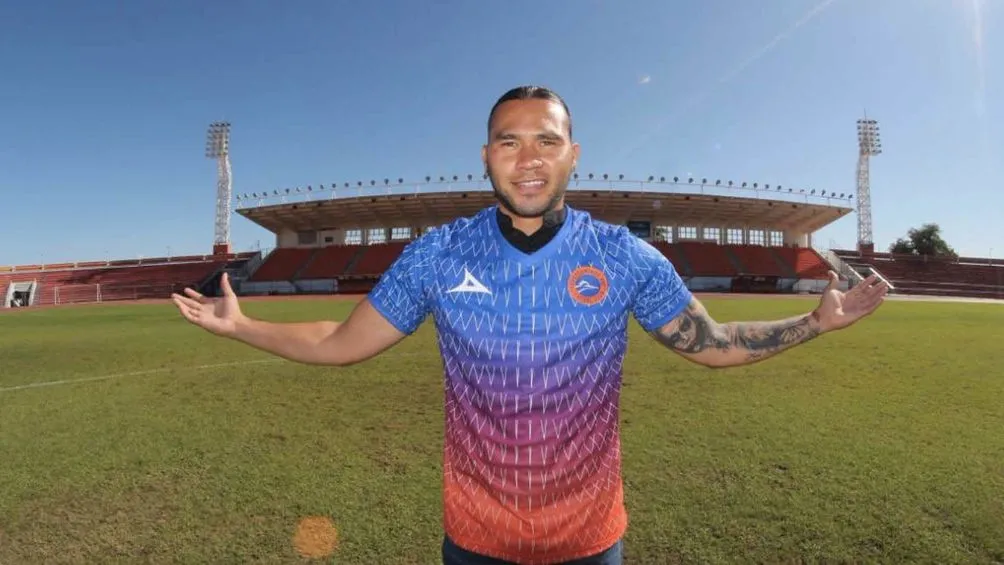 Carlos Peña jugando con Correcaminos