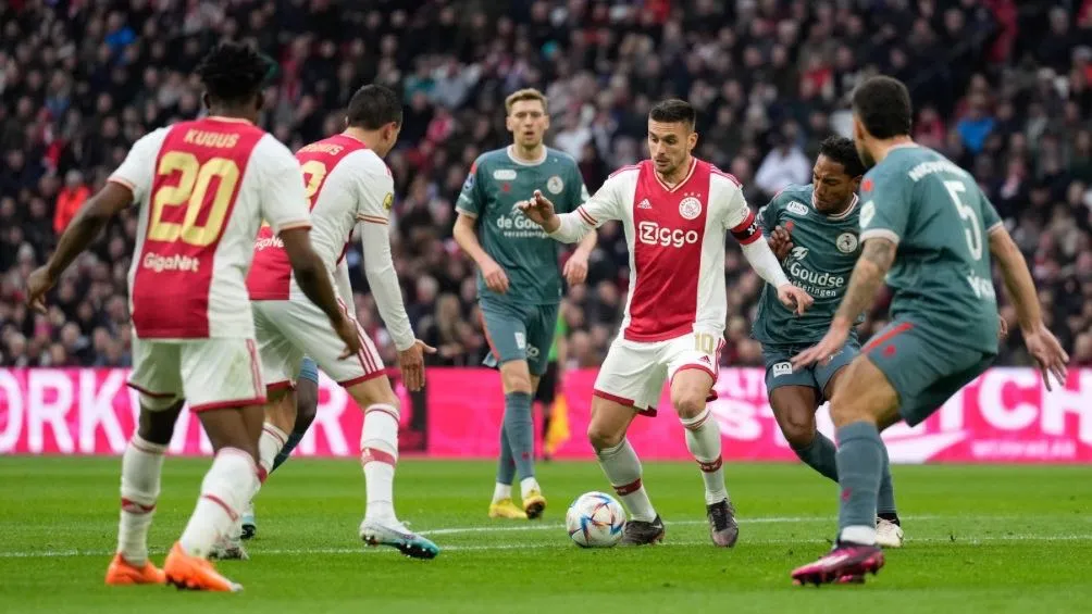 Tadic durante el partido ante el Rotterdam