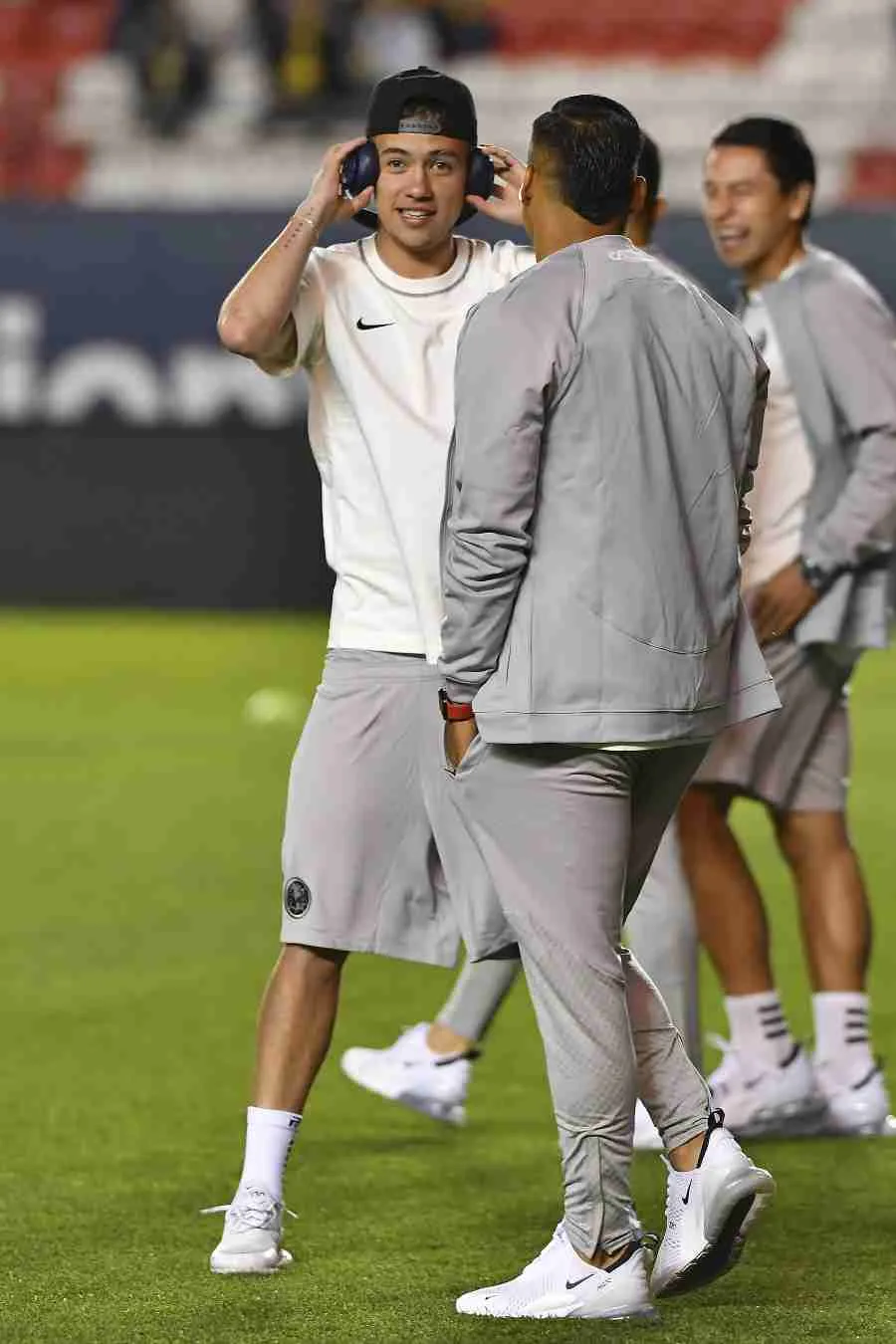 Emilio Lara antes de un partido de Liga MX