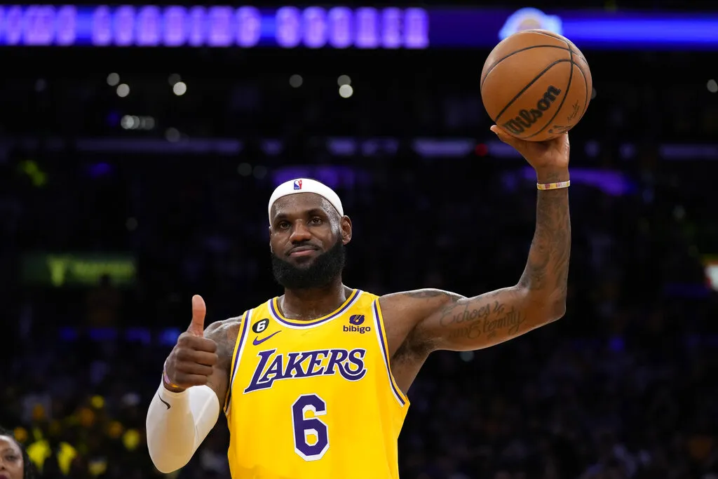 Lebron James en un partido con los Lakers