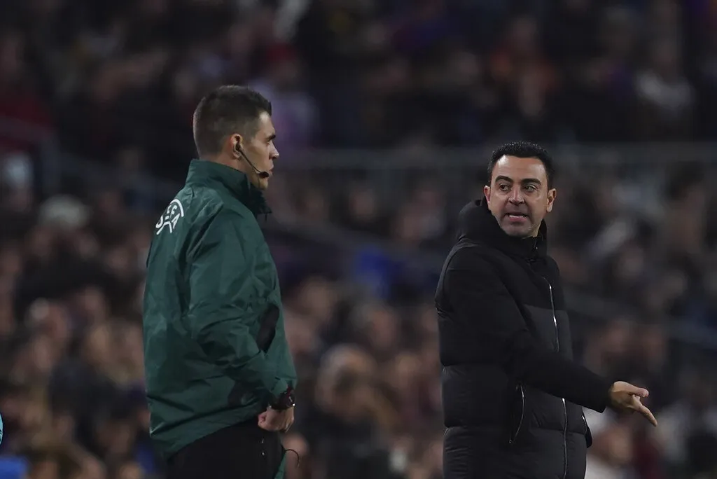 Xavi reclamando a un árbitro