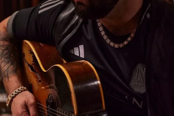 La playera es totalmente negra