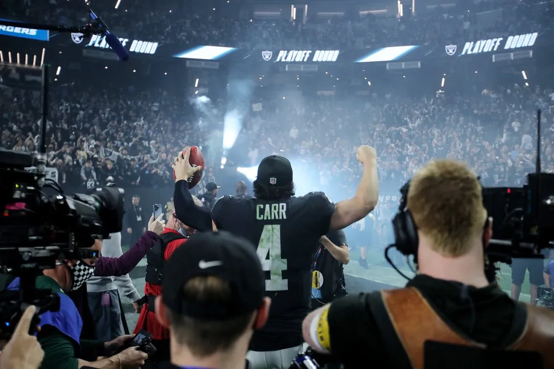 Derek Carr festeja con los Raiders