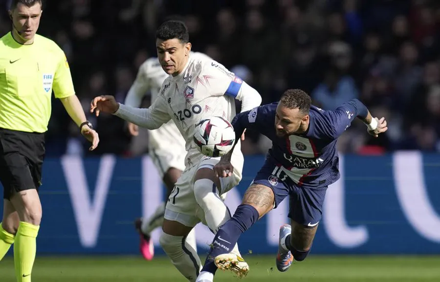 Ney durante el juego ante Lille