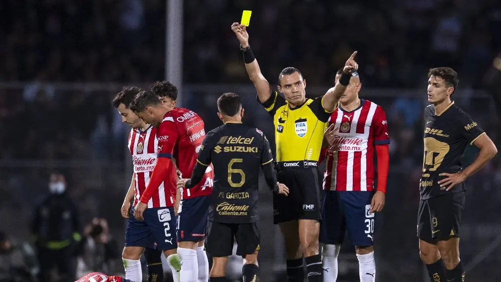 Jugador de Pumas es amonestado vs Chivas