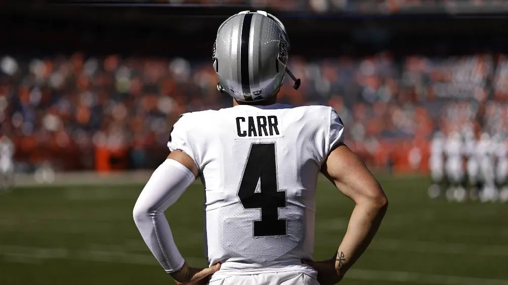 Derek Carr con los Raiders de Las Vegas