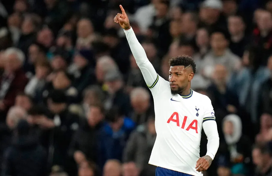 Emerson celebra su anotación