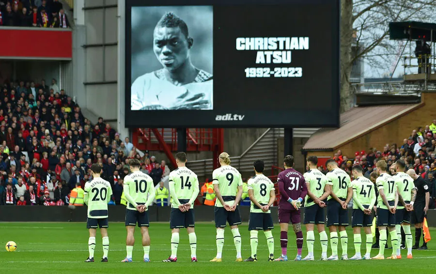Un minuto de silencio por el ghanés previo al juego entre Nottingham Forest y Manchester City