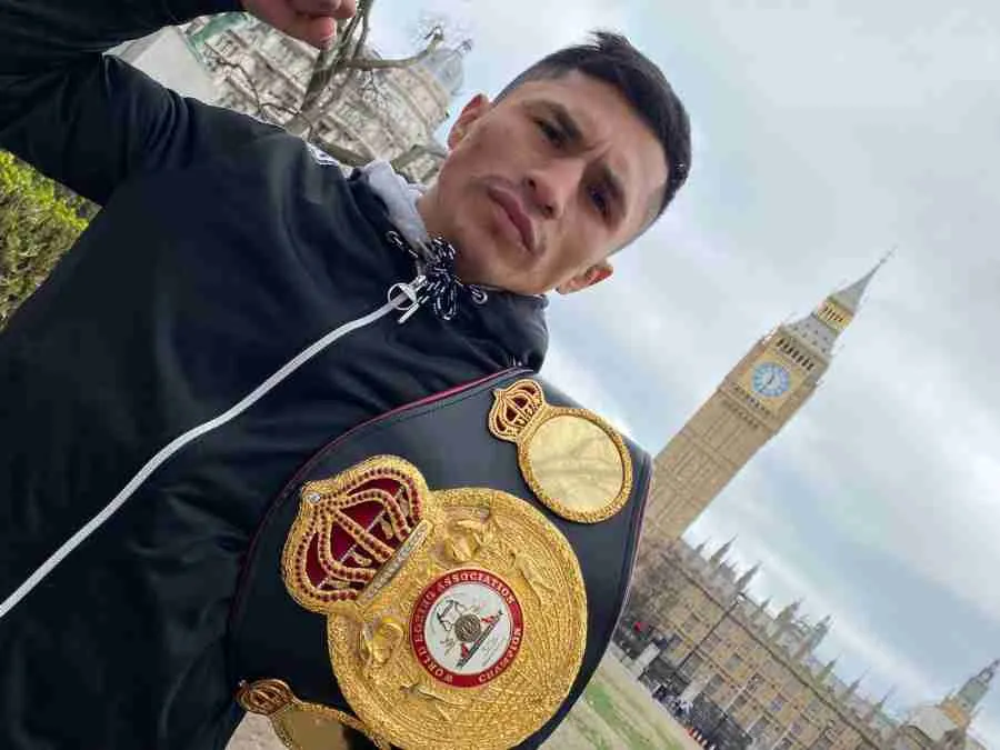 Bronco Lara presumiendo su título