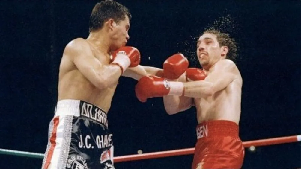 JC Chávez dominando a Haugen en el Estadio Azteca