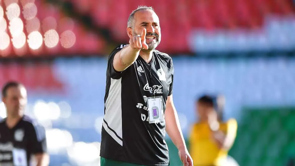 Pedro López entrenando al Tri Femenil