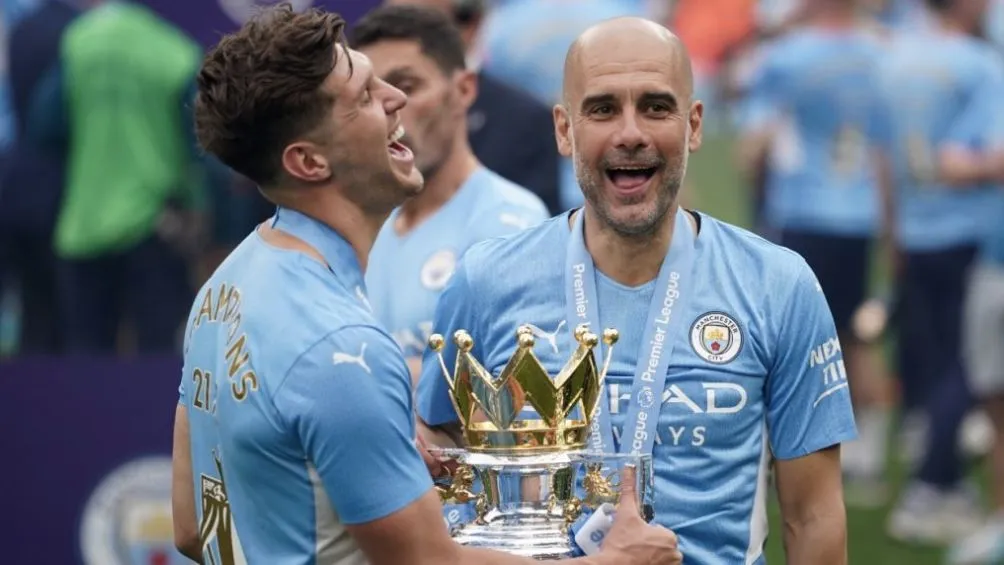 Guardiola celebra la Premier con John Stones
