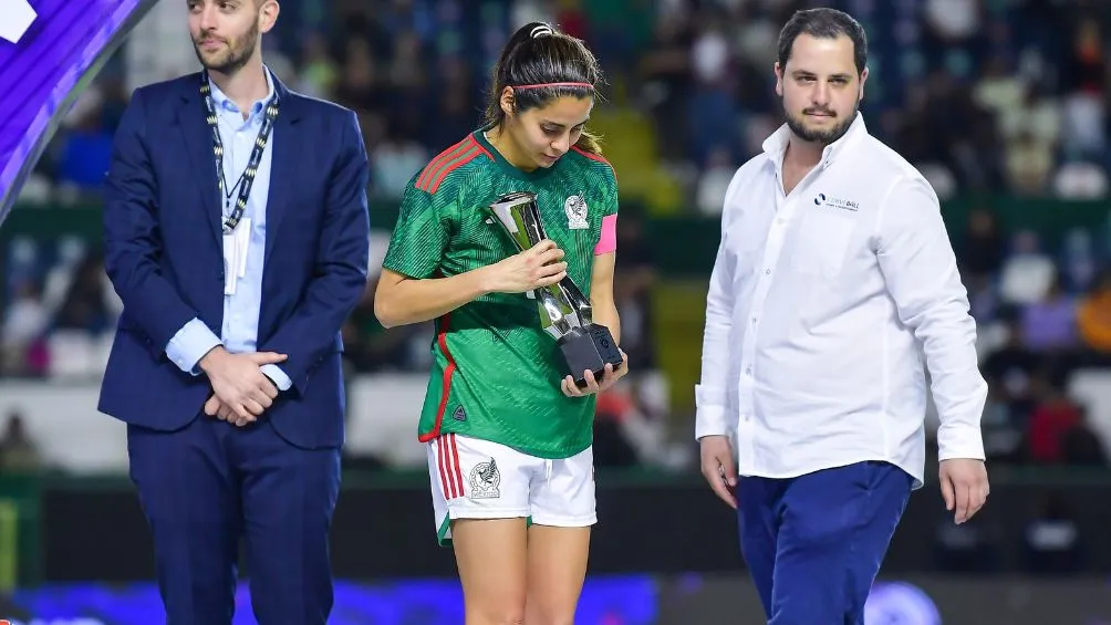 Kenti Robles recogiendo un trofeo