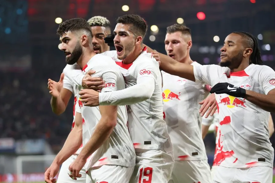 Jugadores del Leipzig festejando gol
