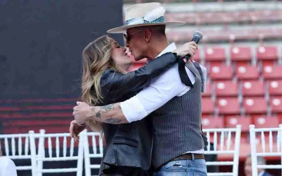 Andrea Legarreta y Erik Rubín en evento