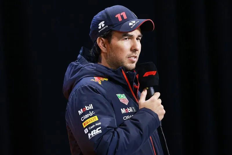 Checo Pérez durante un evento