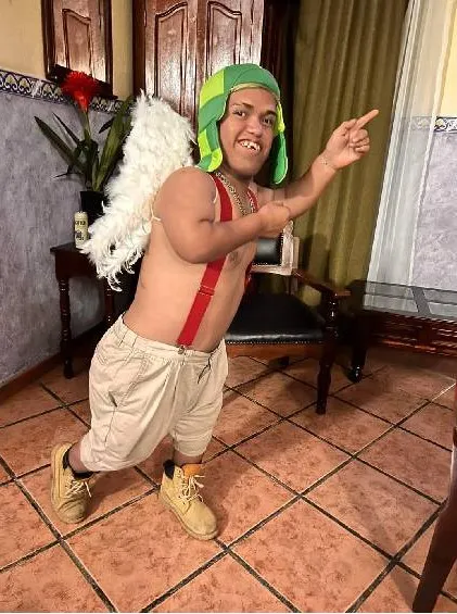 Medio Metro disfrazado de cupido