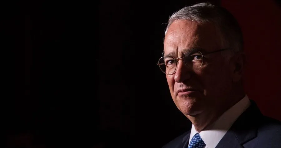 Ricardo Salinas Pliego posando para fotografía