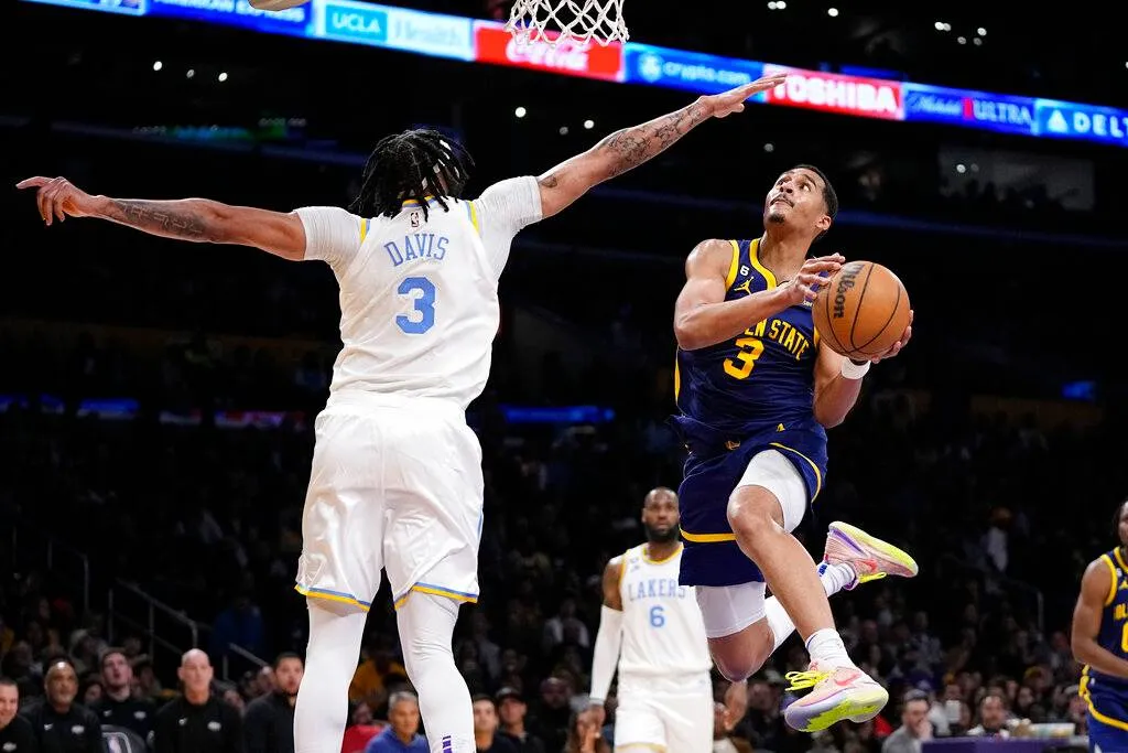 Anthony Davis defendiendo