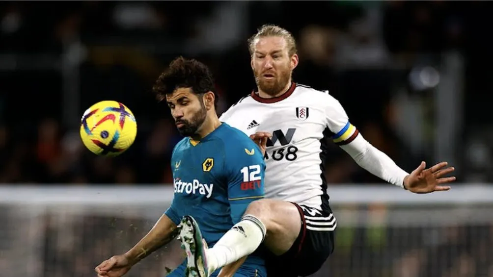 Diego Costa peleando el balón sobre el final del partido