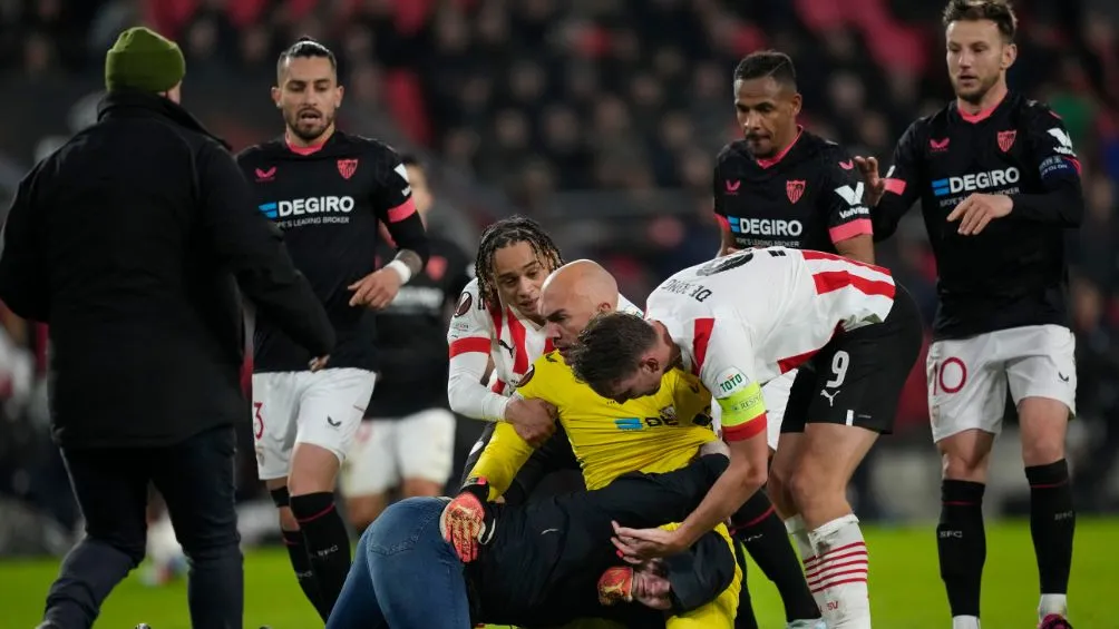 Jugadores intentan separar a Dmitrovic del fanático