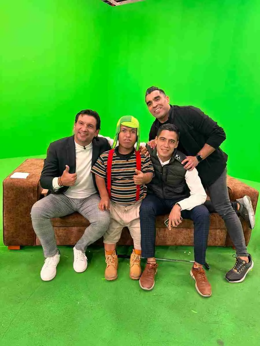 Medio Metro con conductores de Televisa