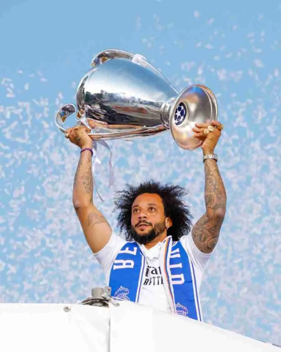 Marcelo levantando la Copa
