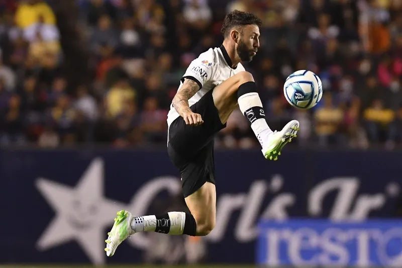 MEXSPORT Miguel Layún con el América