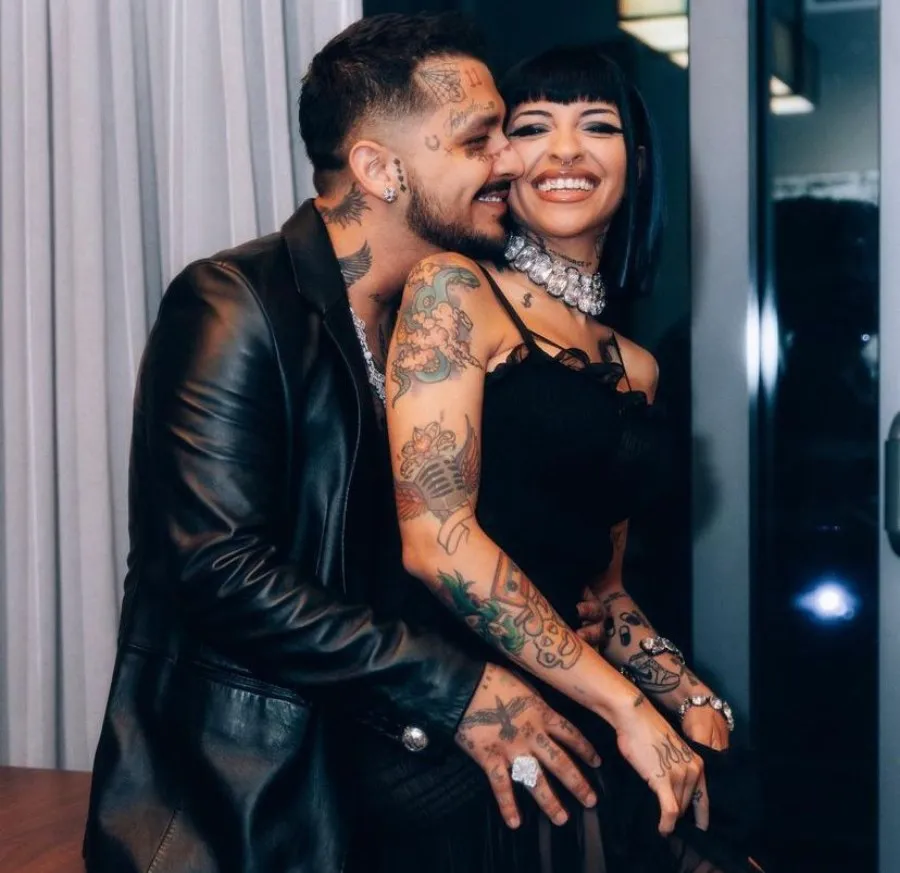 Nodal y Cazzu disfrutando de la premiación