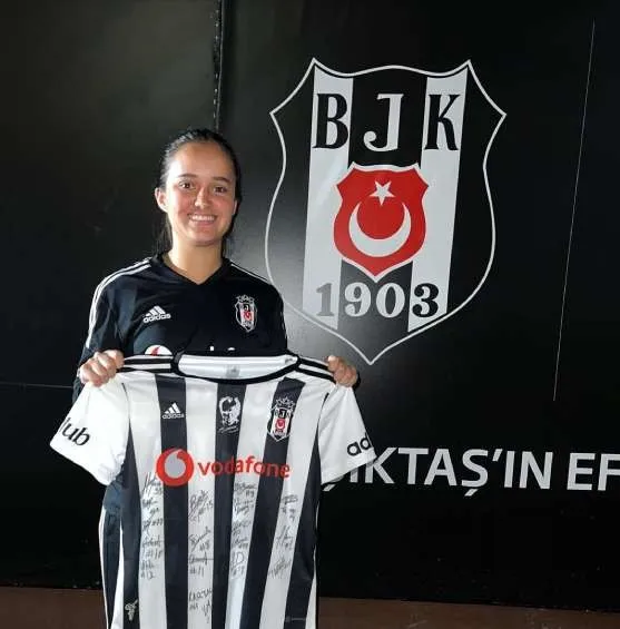 Sofía Álvarez subastando una playera firmada