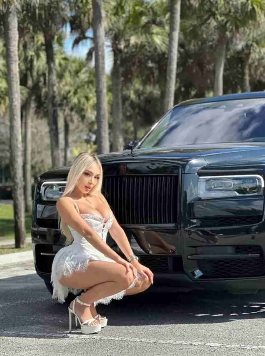 Daniella Chávez posando para la cámara