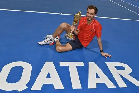Medvedev celebra su primer titulo en Qatar