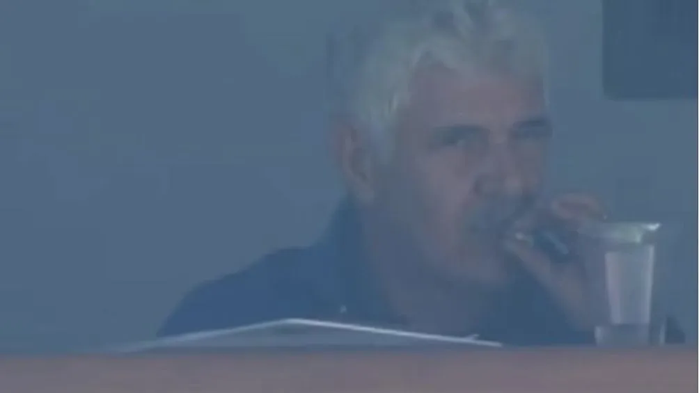 El Tuca en el momento de fumarse un tabaco