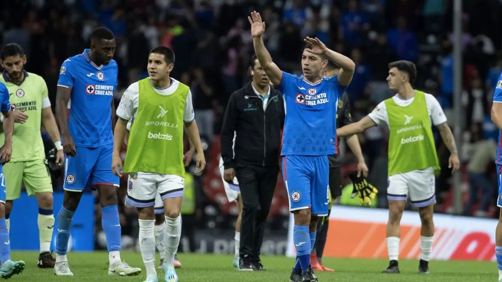 El conjunto celeste celebra con su afición tras la conclusión del partido