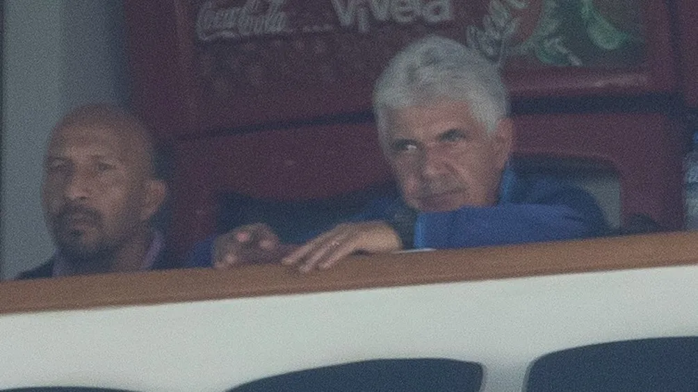 El Tuca empezó el partido en el palco