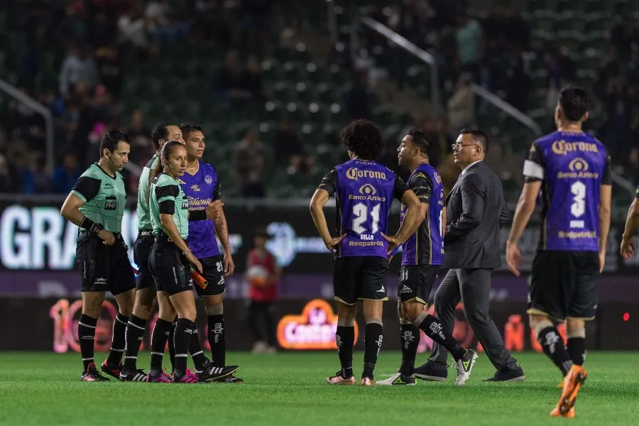 Equipo de Mazatlán reclamando con el árbitro